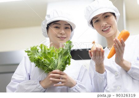 白衣を着て食事を作る女性 90326319