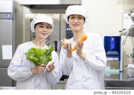白衣を着て食事を作る女性 白衣を着て食事を作る女性 90326320