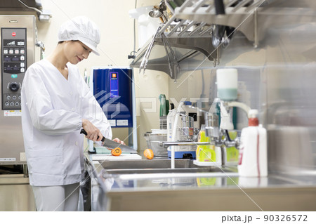 白衣を着て食事を作る女性 白衣を着て食事を作る女性 90326572