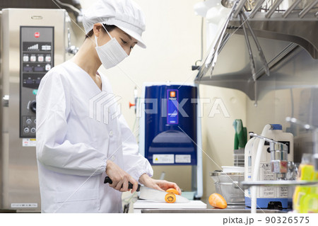 白衣を着て食事を作る女性 白衣を着て食事を作る女性 90326575