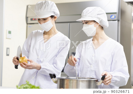 白衣を着て食事を作る女性 白衣を着て食事を作る女性 90326671