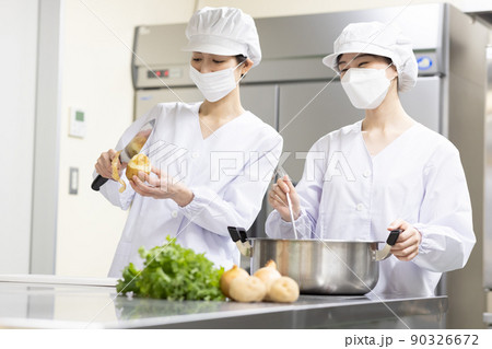 白衣を着て食事を作る女性 白衣を着て食事を作る女性 90326672