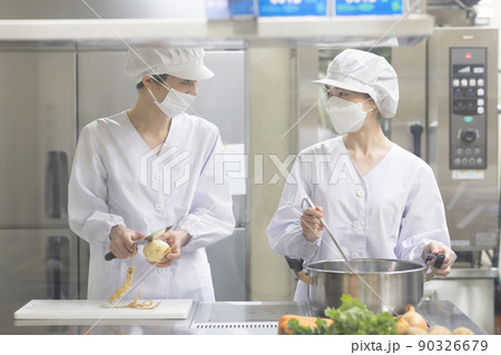 白衣を着て食事を作る女性 白衣を着て食事を作る女性 90326679