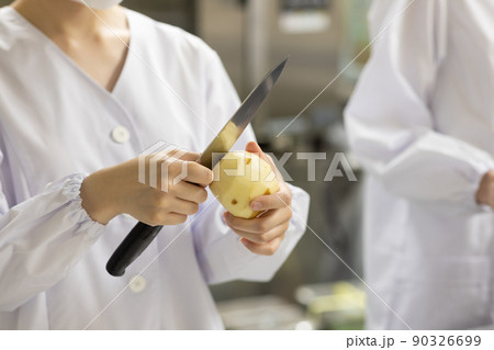 白衣を着て食事を作る女性 白衣を着て食事を作る女性 90326699