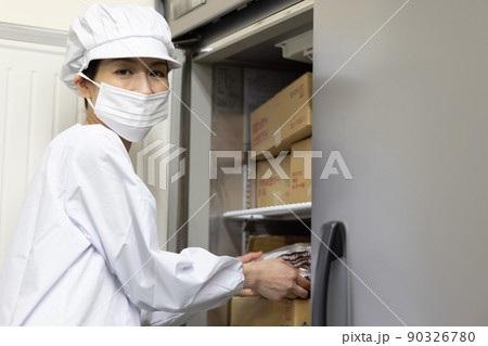 白衣を着て食事を作る女性 白衣を着て食事を作る女性 90326780