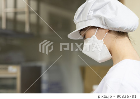 白衣を着て食事を作る女性 90326781