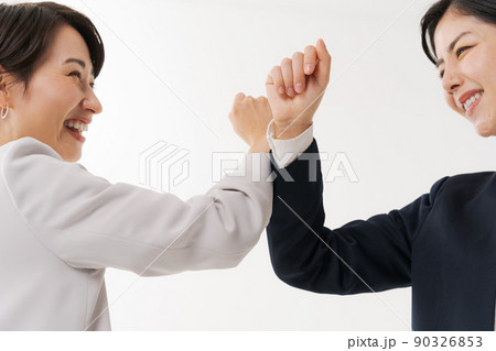ビジネス　肘タッチ 90326853