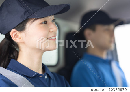 トラックを運転する配送スタッフ 90326870