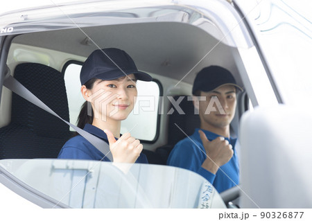 トラックを運転する配送スタッフ 90326877