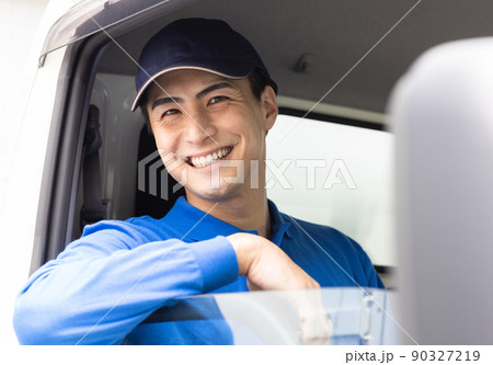 トラックを運転する配送スタッフ 90327219