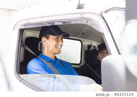 トラックを運転する配送スタッフ トラックを運転する配送スタッフ 90327224