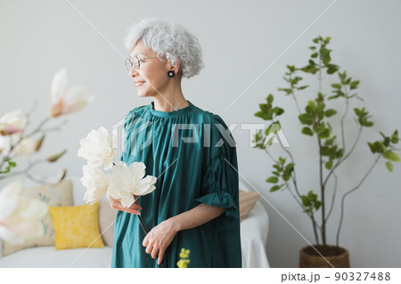 グレイヘアの女性　ライフスタイル　 90327488