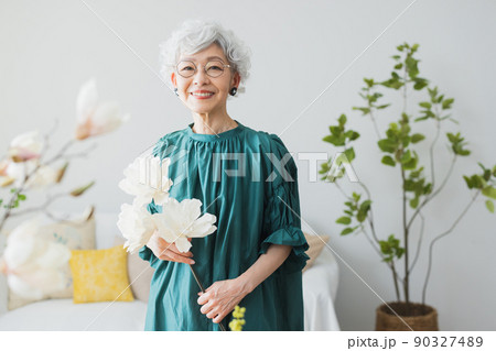 グレイヘアの女性　ライフスタイル　 90327489