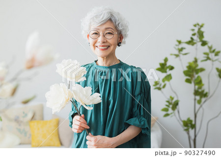 グレイヘアの女性　ライフスタイル　 90327490
