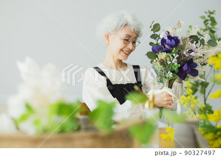 グレイヘアの女性　ライフスタイル　 90327497