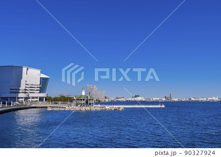 快晴の横浜港の風景 90327924