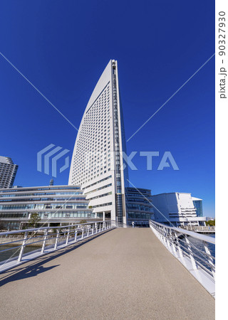 「女神橋」と「ヨコハマグランド インターコンチネンタルホテル」のビルディング 90327930