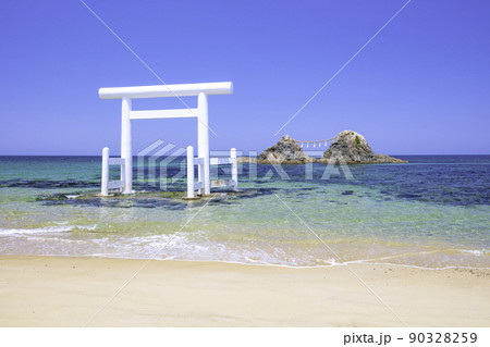 福岡県 糸島市  二見ヶ浦の白い鳥居と夫婦岩 90328259