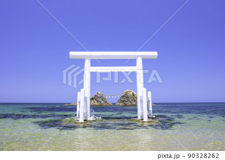 福岡県 糸島市 二見ヶ浦の白い鳥居と夫婦岩 福岡県 糸島市 二見ヶ浦の白い鳥居と夫婦岩 90328262