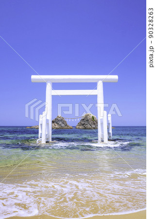 福岡県 糸島市  二見ヶ浦の白い鳥居と夫婦岩 90328263