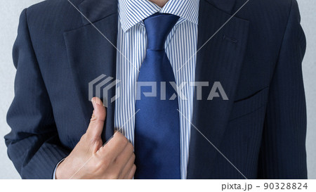 スーツ姿のビジネスマン 90328824