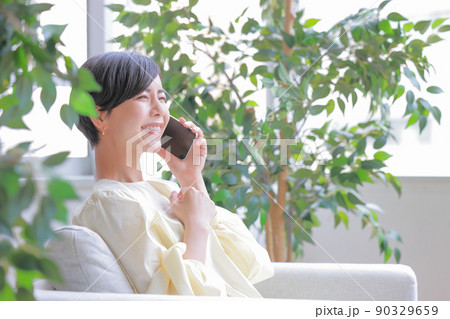 楽しそうに電話する女性3 楽しそうに電話する女性3 90329659