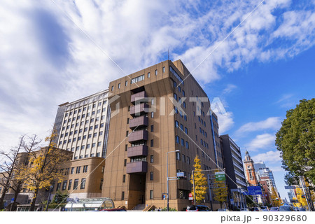 みなとみらい線「日本大通り」駅前・「横浜法務合同庁舎」のビルディング 90329680