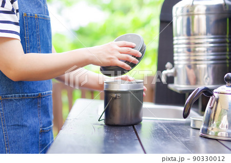 飯ごうでご飯を炊く女性の手元 飯ごうでご飯を炊く女性の手元 90330012