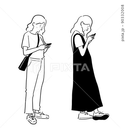スマホをいじる女性 スマホをいじる女性 90332008