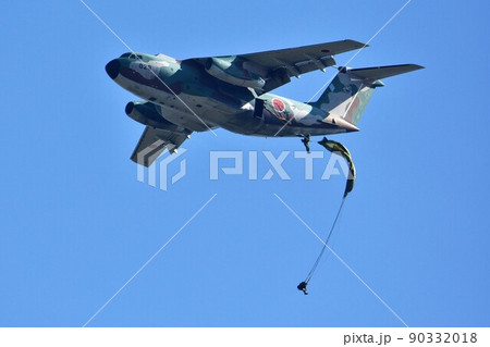 航空自衛隊のC-1輸送機からパラシュート降下する陸上自衛隊の空挺隊員 90332018