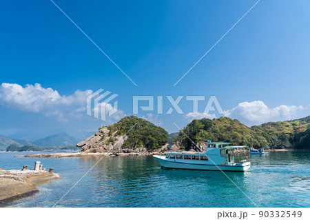 高知県土佐清水市 竜串湾の見残し海岸の船着場付近のグラスボート 高知県土佐清水市 竜串湾の見残し海岸の船着場付近のグラスボート 90332549