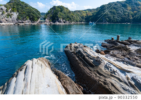 県土佐清水市　竜串湾の奇岩の続く見残し海岸と船着場のグラスボート 90332550