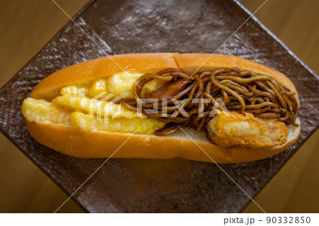 焼きそばポテトフライコロッケパン（青森県三沢市） 90332850