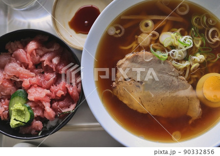 市場食堂のラーメン中落ち丼セット(青森県青森市)上 市場食堂のラーメン中落ち丼セット(青森県青森市)上 90332856