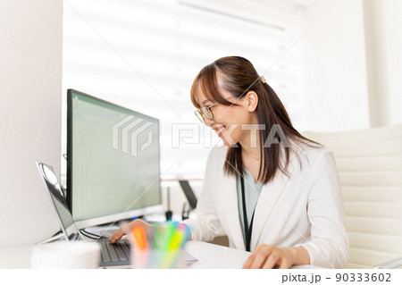 在宅ワークの若い女性エンジニア 事務処理 グラフ 眼鏡 在宅ワークの若い女性エンジニア 事務処理 グラフ 眼鏡 90333602