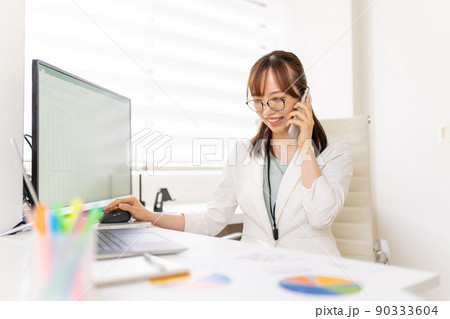在宅ワークの若い女性エンジニア　通話 90333604