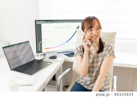 在宅ワークの若い女性エンジニア　生産性向上　グラフ　通話 90333635