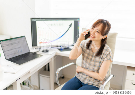 在宅ワークの若い女性エンジニア　生産性向上　グラフ　通話 90333636