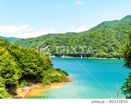 初夏の宮ケ瀬湖の清々しい景色 90333650