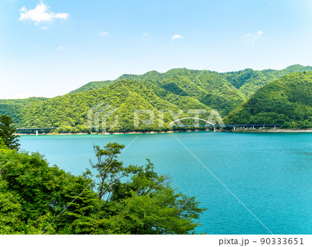 初夏の宮ケ瀬湖の清々しい景色 初夏の宮ケ瀬湖の清々しい景色 90333651