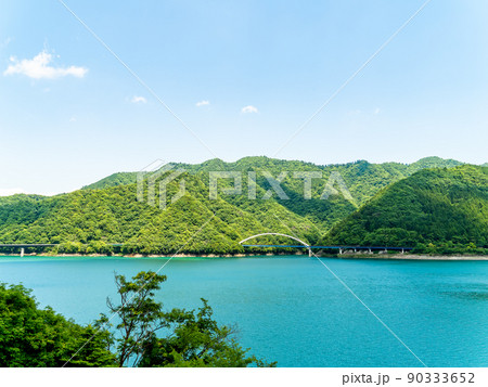 初夏の宮ケ瀬湖の清々しい景色 初夏の宮ケ瀬湖の清々しい景色 90333652