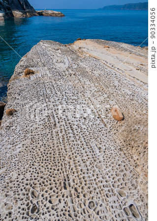 高知県土佐清水市　奇岩の続く見残し海岸からの竜串海岸の眺めと生痕化石の岩場 90334056