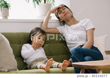 イヤイヤ期の子供、ワンオペ育児に疲れる女性イメージ 90334077