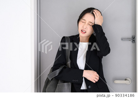 出社前や後にストレスで頭が痛くなる人 90334186