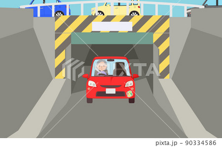 アンダーパスを通る車と高齢女性 90334586