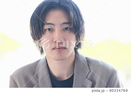 若い男性ポートレート 90334769