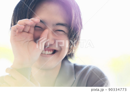若い男性ポートレート 90334773