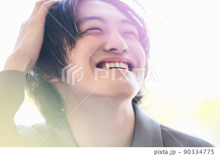 笑顔の若い男性 90334775
