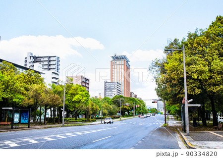 平和大通りの風景です。明るい快晴の日です。新緑が鮮やかでとても綺麗です。都市風景をどうぞ。広島県 90334820