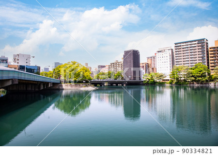 広島駅南側の川沿いのビル街です。水の都広島は川の多い街です。上幟町方面を展望しています。広島県 広島駅南側の川沿いのビル街です。水の都広島は川の多い街です。上幟町方面を展望しています。広島県 90334821